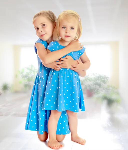 Hermanas en vestidos azules — Foto de Stock