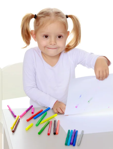 Das Mädchen zeichnet mit Filzstiften — Stockfoto