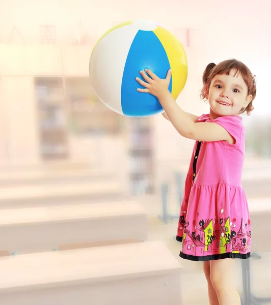 Das Mädchen mit dem Ball drehte sich zur Seite — Stockfoto