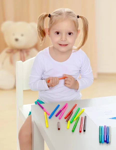 The girl draws with markers — Stock Photo, Image