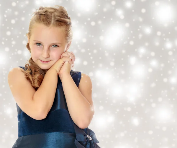 Hermosa niña vestida con un vestido azul . —  Fotos de Stock