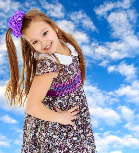 Menina bonita com cabelo comprido — Fotografia de Stock