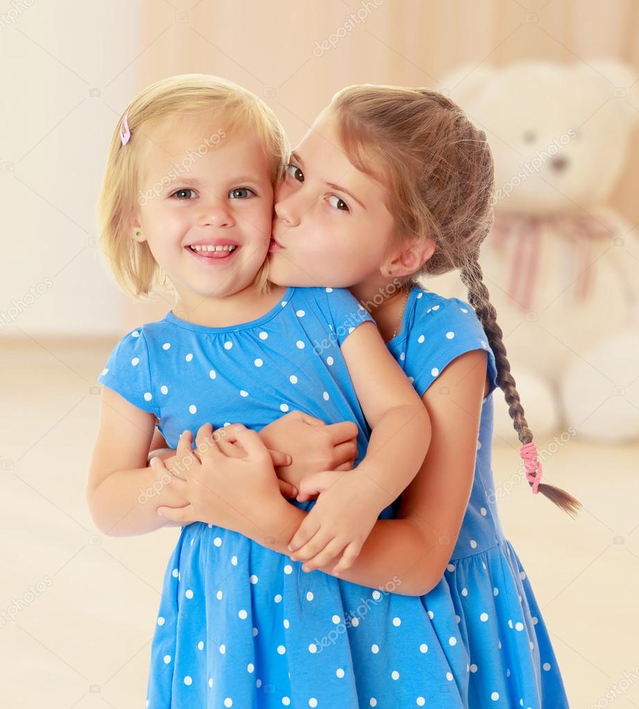 маленькая сестра лесби Маленькие сестры целуются — Стоковое фото © lotosfoto1 #128312922