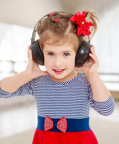 Chica en auriculares escucha música — Foto de Stock