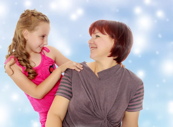 Retrato de madre e hija pequeña 7 años — Foto de Stock