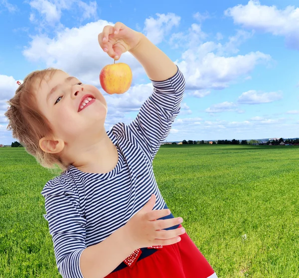 The girl looks at the apple — Stock Photo, Image