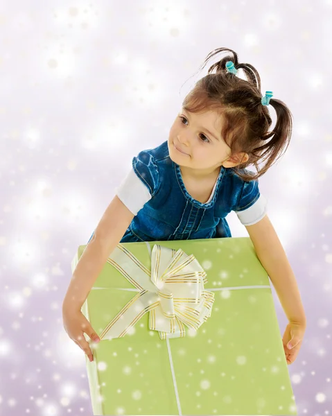 Holčička s dárkem — Stock fotografie