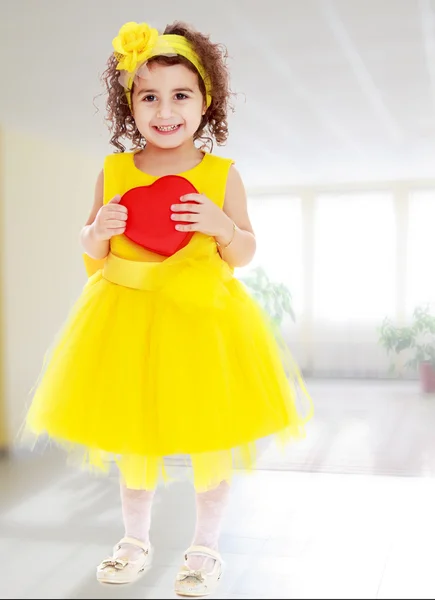 Cute little girl holds heart — Stock Photo, Image