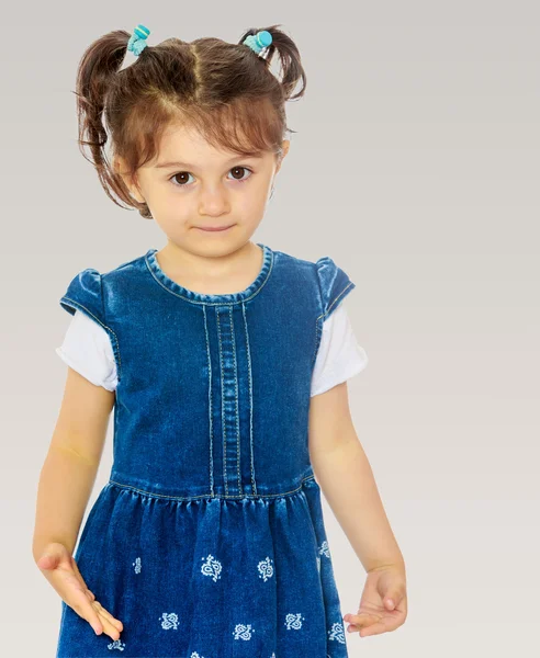 蓝色的连衣裙的小女孩 — 图库照片