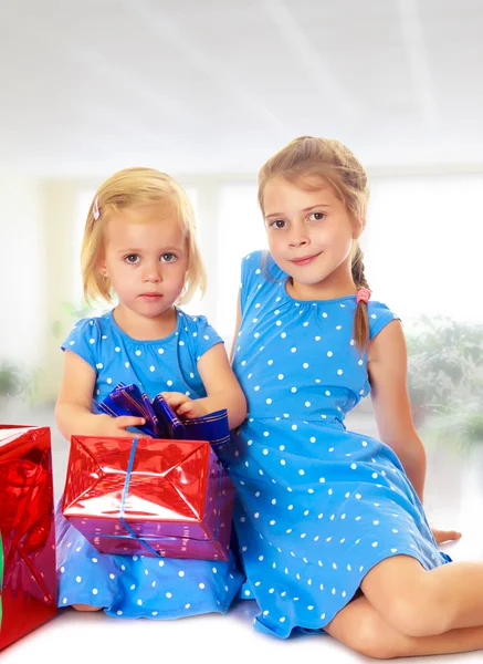 Zwei Schwestern mit einem Geschenk — Stockfoto