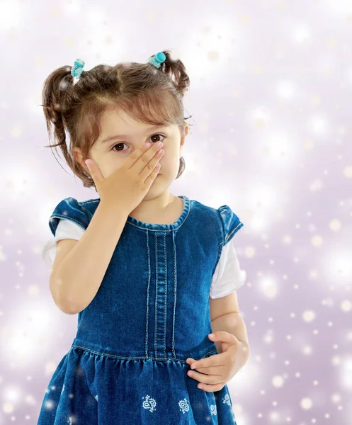 Dziewczyna pokryte jej twarz od alergii — Zdjęcie stockowe