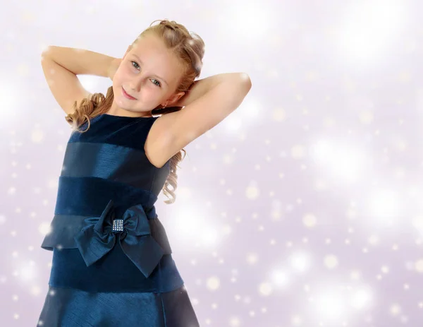 Hermosa niña vestida con un vestido azul . — Foto de Stock