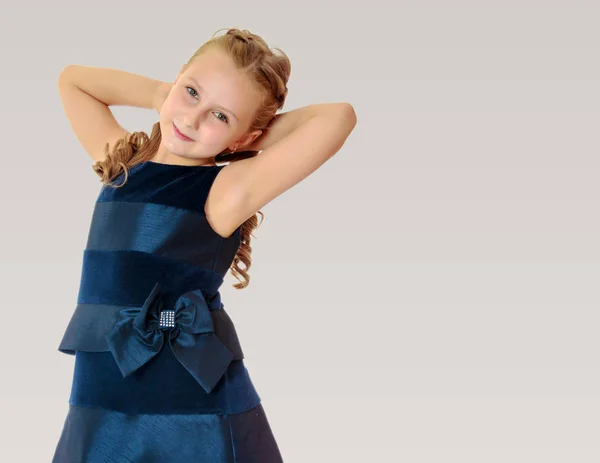 Piękna mała dziewczynka ubrana w niebieską sukienkę. — Zdjęcie stockowe