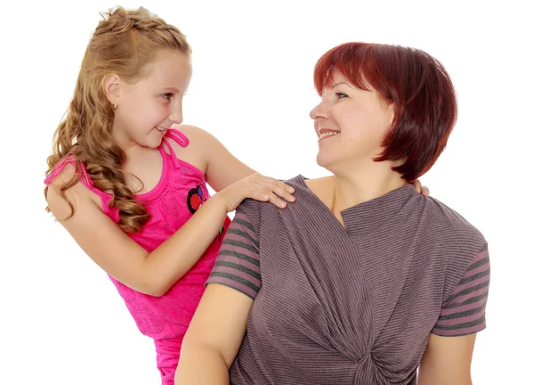 Porträt von Mutter und kleiner Tochter 7 Jahre alt — Stockfoto