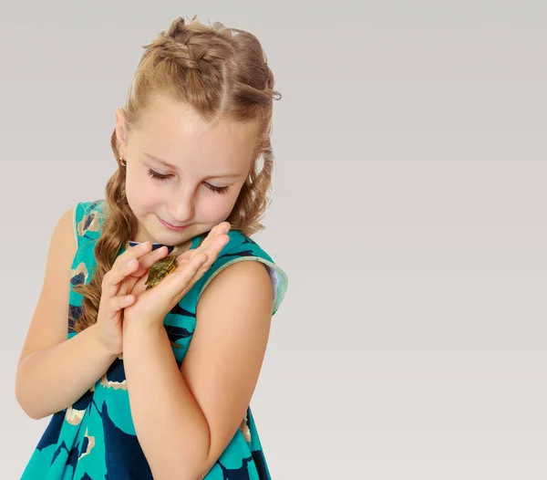 Niña sosteniendo en las manos una pequeña tortuga . —  Fotos de Stock