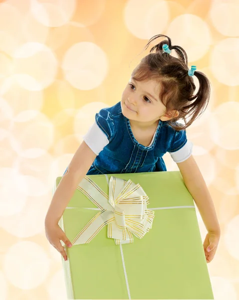 Petite fille avec un cadeau — Photo