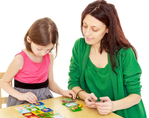 Maman et fille à la table jouant à des jeux éducatifs — Photo