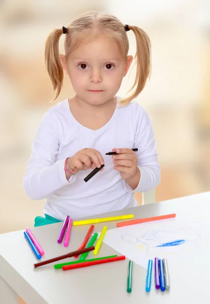 A menina desenha com marcadores — Fotografia de Stock