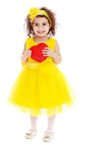 Carino bambina tiene il cuore — Foto Stock