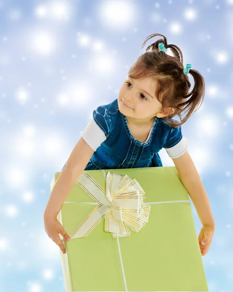 Menina com um presente — Fotografia de Stock