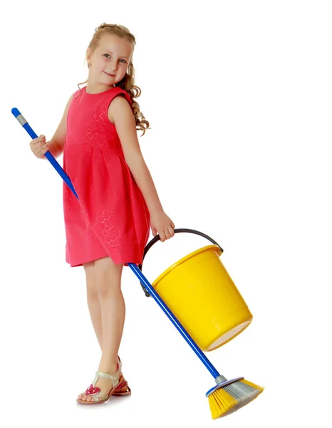Gadis kecil dengan ember dan sikat membersihkan rumah . — Stok Foto
