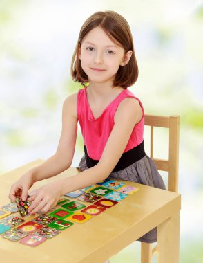 Küçük kız masada çalışma