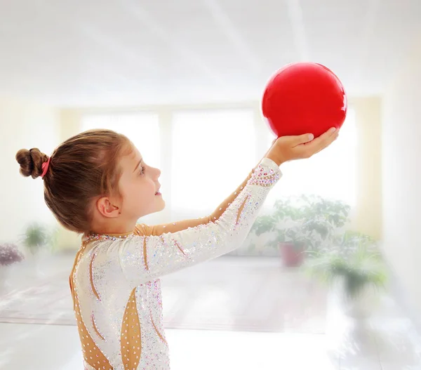 Liten gymnast med en boll — Stockfoto