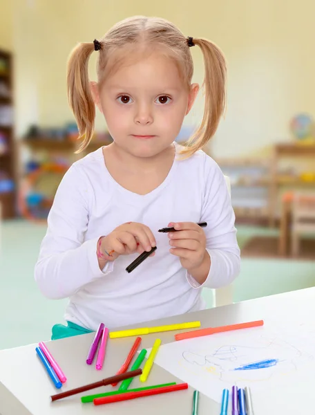 A menina desenha com marcadores — Fotografia de Stock