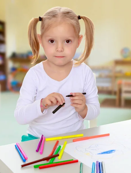 La fille dessine avec des marqueurs — Photo