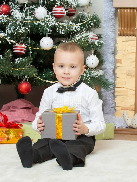 Маленький хлопчик з подарунком в руці — стокове фото