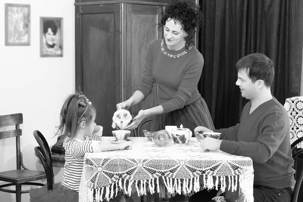 Οικογένεια πίνοντας τσάι στο τραπέζι. — Φωτογραφία Αρχείου