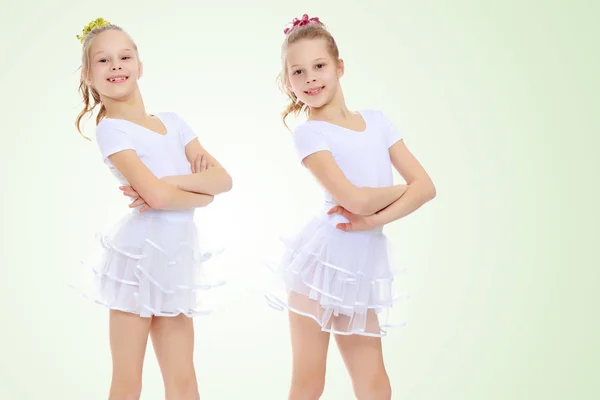 2 meninas ginasta em ternos brancos . — Fotografia de Stock