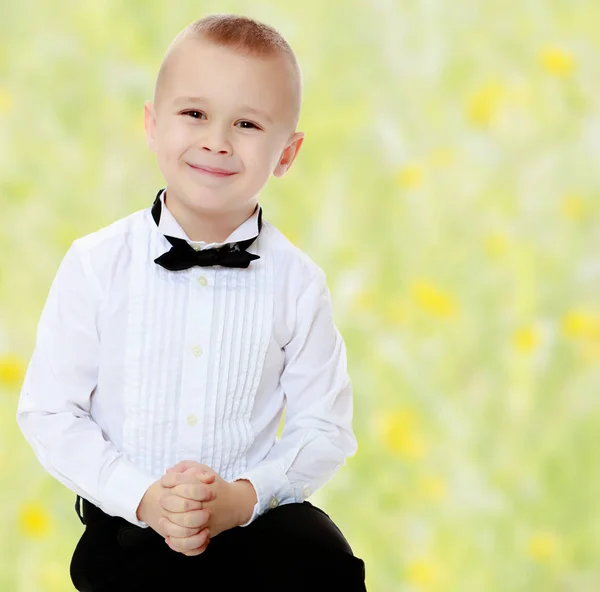 Kleine jongen in een wit overhemd en stropdas. — Stockfoto
