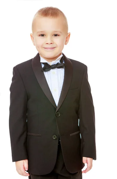 Moderní malý chlapec v černém obleku s kravatou. — Stock fotografie
