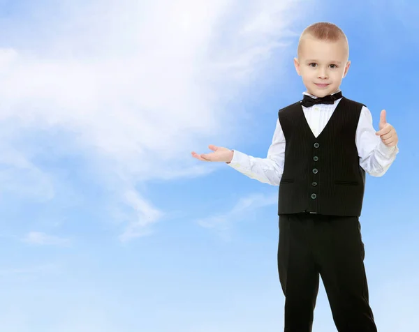 Menino na moda em um terno preto com uma gravata . — Fotografia de Stock