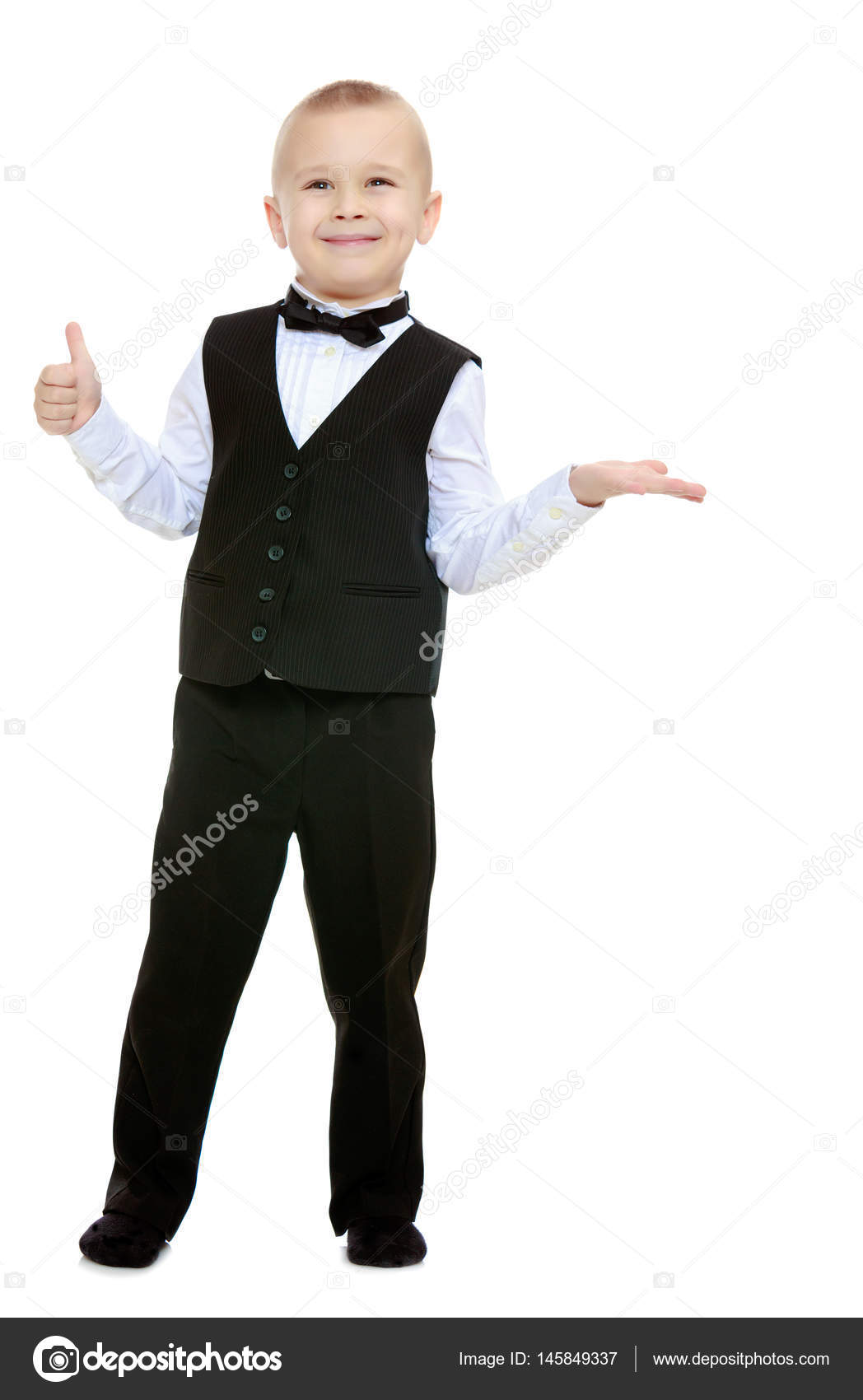 Boren geweld Ontstaan Trendy kleine jongen in een zwart pak met een stropdas. ⬇ Stockfoto,  rechtenvrije foto door © lotosfoto1 #145849337