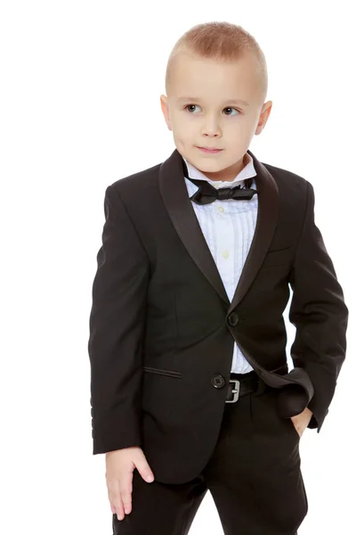 Petit garçon branché en costume noir avec une cravate . — Photo