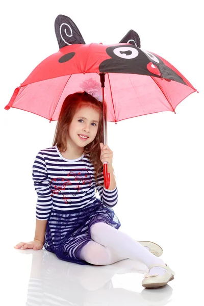 어린 소녀는 우산 아래 숨어. — 스톡 사진
