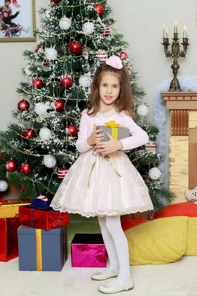 Pikkutyttö joulukuusessa. . — kuvapankkivalokuva