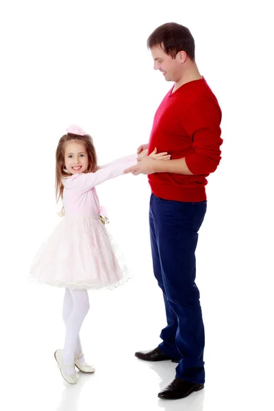 Kleines Mädchen zieht ihre Hände zu seinem Papa. — Stockfoto