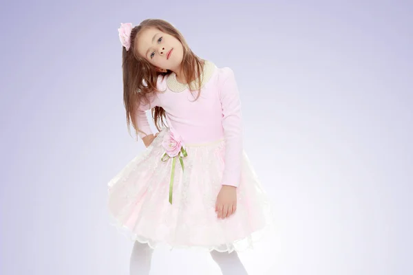优雅的小女孩，穿着粉红色的连衣裙. — 图库照片