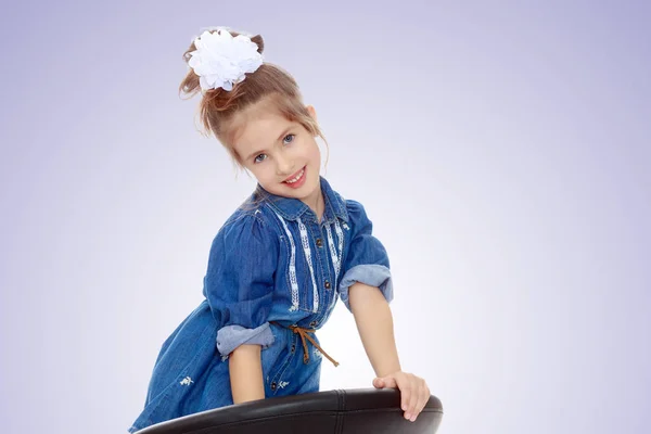 La niña en el vestido azul . — Foto de Stock