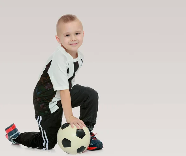 Der kleine Junge mit dem Ball in der Hand — Stockfoto