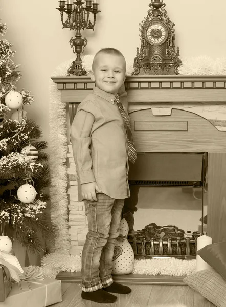 Маленький мальчик у камина в Рождество — стоковое фото