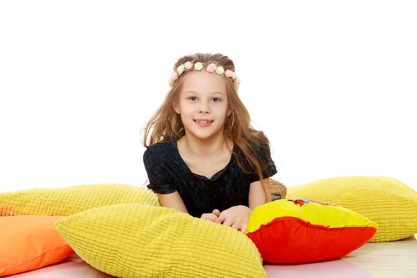 Menina bonita entre os travesseiros macios . — Fotografia de Stock