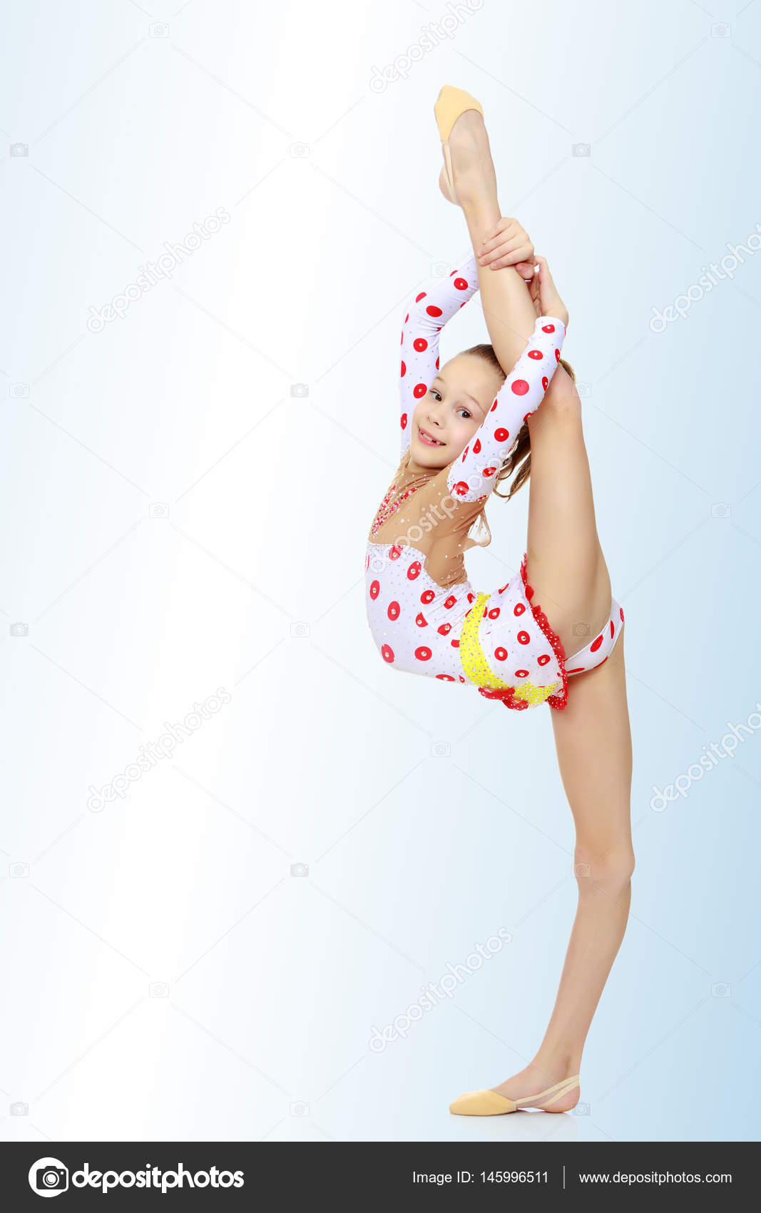 Gymnast does the splits Stock Photo by ©lotosfoto1 145996511