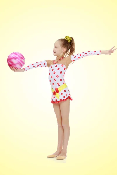 Gymnastka dělá cvičení s míčem — Stock fotografie