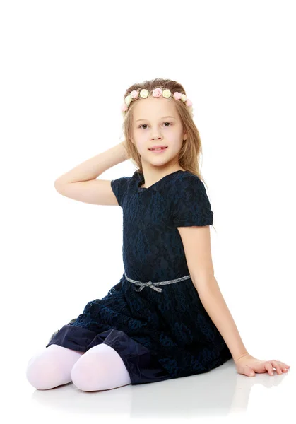 Beautiful little girl posing sitting on the floor. — Stock Photo, Image