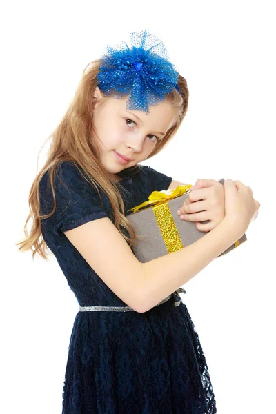 Linda niña con un regalo en la mano . — Foto de Stock