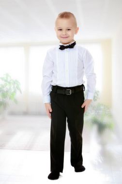 küçük çocuk bir beyaz gömlek ve kravat.